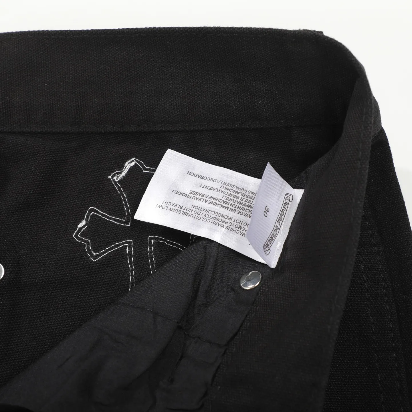 P280 Chrome Hearts/Chrome Hearts 25FW CH Workwear Logging Big Cross Leather Limited Edition Jeans (Black) Chrome Hearts are the most popular pants in color. Made of beaded canvas fabric, heavy washing makes the upper body of the fabric more textured and the pants are tall and straight! The three-dimensional cutting of the whole trousers is a masterpiece! The hardware is customized by zp. The beaded canvas fabric is thick and soft after being washed. It has good breathability. Customized small leather label. Unique design. The details are simple and elegant, and the workmanship is exquisite. The whole trousers are neatly routed and the details are in place! It’s so cool that both men and women can easily control the genderless trend!  Color: black Size: 28/30/32/34/36 Waist: 69/74/79/84/89 Knee: 50/51.5/53/54.5/56 Pants length: 102/104/106/108/110